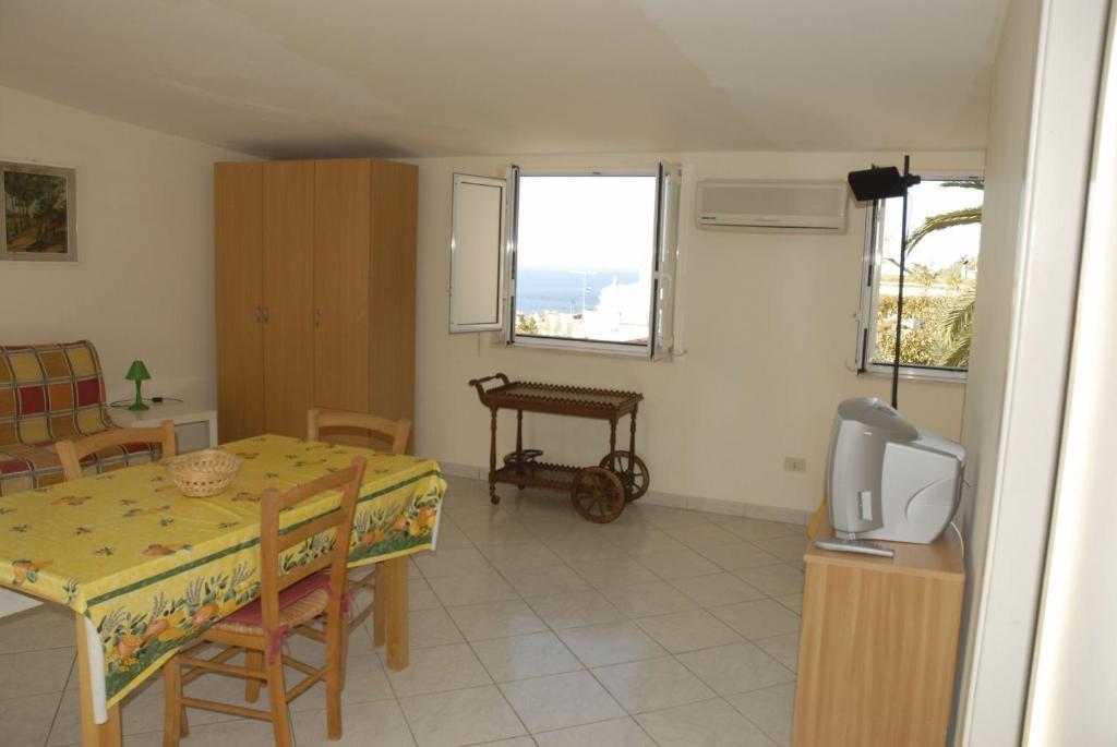 Villino Castellano Apartments Meta Room photo